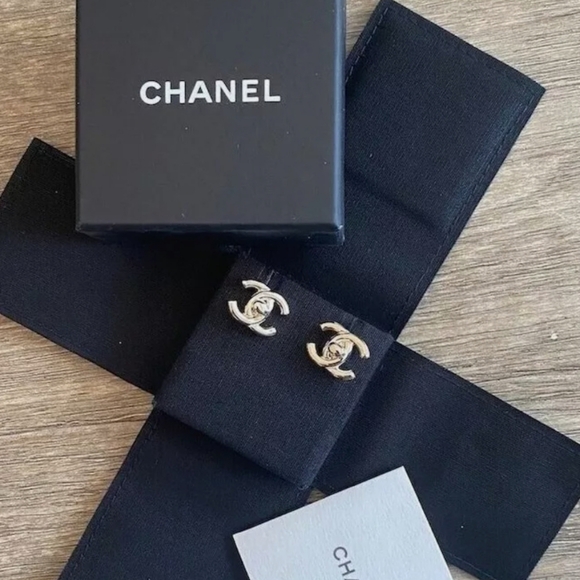 CHANEL Jewelry - 100% Auth CHANEL 2022 CC Turnlock Gold Tone Earrings Studs / Gorgeous/Never worn